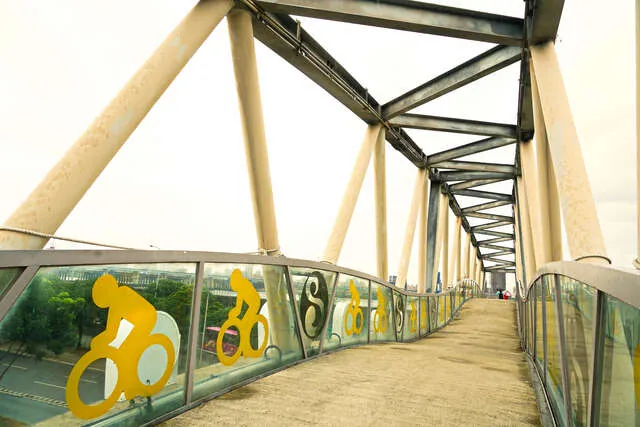 葫蘆國小跨堤人行陸橋
